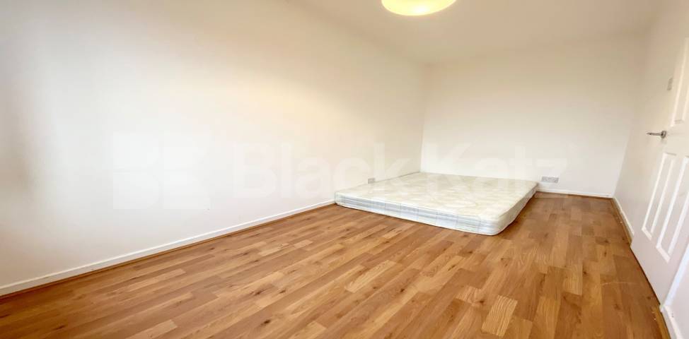 			LET , 3 Bedroom, 1 bath, 1 reception House			 Ainslie Walk, Balham